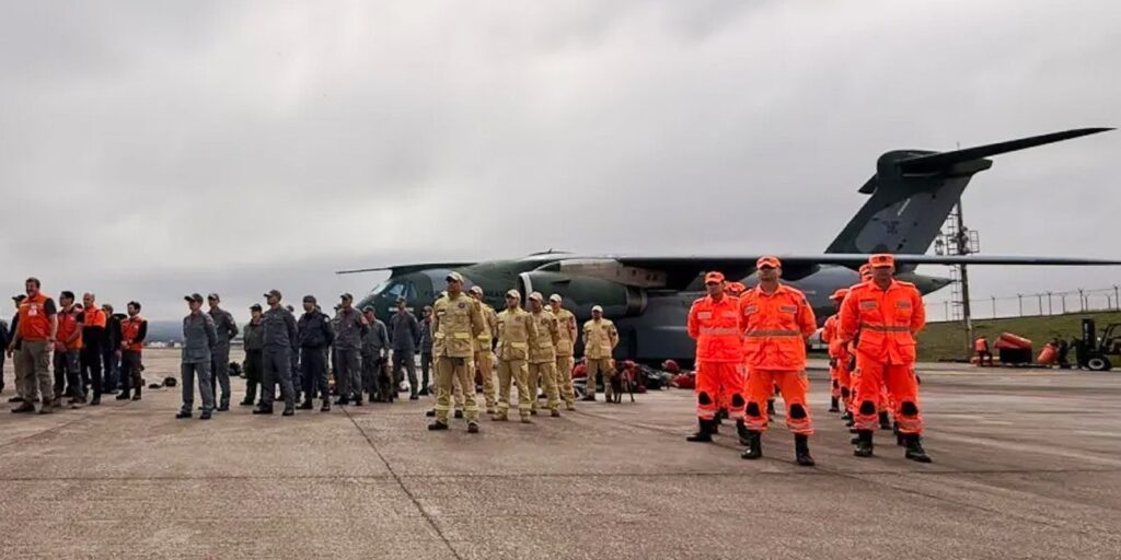 Quarto voo brasileiro para Venezuela decola com bombeiros e donativos