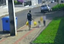 Pai é flagrado chutando a filha. Foto: Reprodução de vídeo