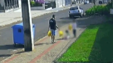 Pai é flagrado chutando a filha. Foto: Reprodução de vídeo