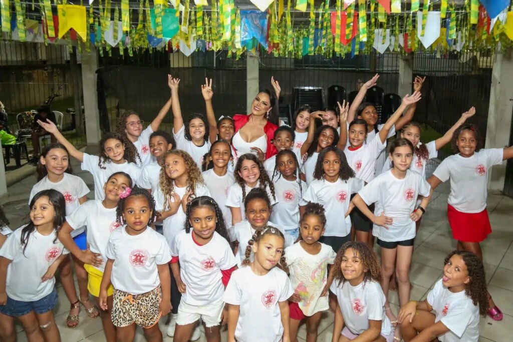 Rainha de Bateria, Alice Alves presenteia escola mirim da Estácio com fantasias completas para o Carnaval 2027