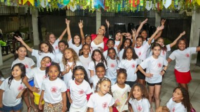 Rainha de Bateria, Alice Alves presenteia escola mirim da Estácio com fantasias completas para o Carnaval 2027