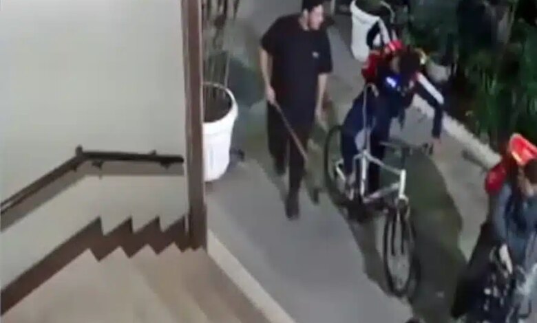 Ciclista é agredido em Copacabana. Foto: Reprodução/TV Globo
