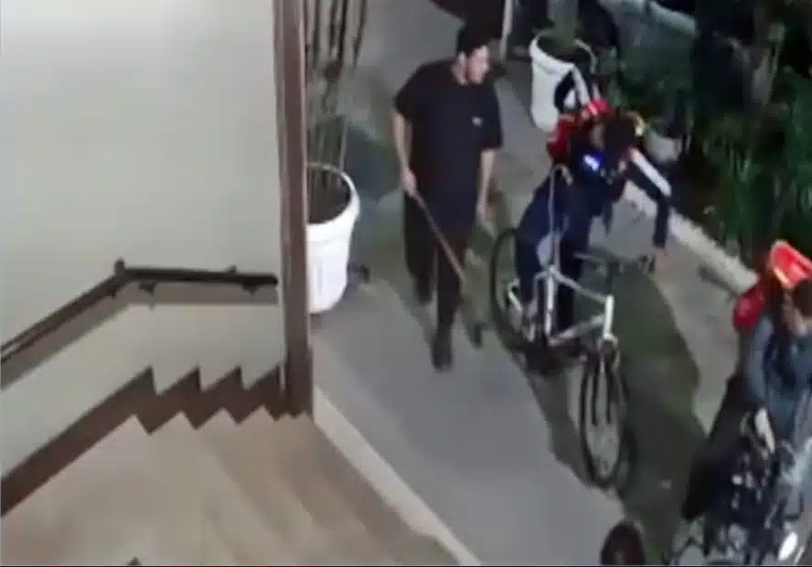 Ciclista é agredido em Copacabana. Foto: Reprodução/TV Globo