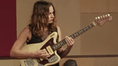Gabi Terra é destaque do reality Duelo de Guitarras na TV Brasil