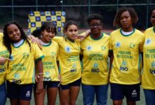 Ex-jogadoras da seleção de futebol incentivam alunas em escolas do Rio