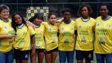 Ex-jogadoras da seleção de futebol incentivam alunas em escolas do Rio