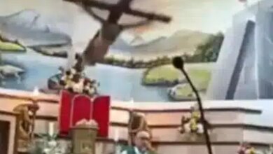 Padre morre após cruz cair sobre ele durante missa transmitida ao vivo