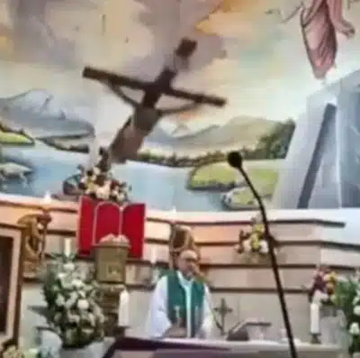 Padre morre após cruz cair sobre ele durante missa transmitida ao vivo